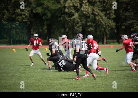 CLUJ, Rumänien - 17. JUNI 2018: American Football team Cluj Kreuzfahrer spielen das Halbfinale Spiel gegen Bukarest Krieger in den rumänischen Pokal Troph Stockfoto