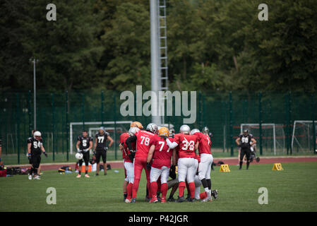 CLUJ, Rumänien - 17. JUNI 2018: American Football team Cluj Kreuzfahrer spielen das Halbfinale Spiel gegen Bukarest Krieger in den rumänischen Pokal Troph Stockfoto