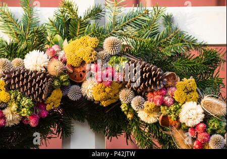 Extreme Nahaufnahme von einem Abschnitt einer gestaltete Weihnachten Kranz in der jährlichen Kranz Wettbewerb in Colonial Williamsburg. Der tannenzapfen & Blumen gemacht. Stockfoto