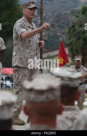 Der Assistant Commandant des Marine Corps spricht am 9. Juni 2016 im 1. Marine Regiment Hauptquartier auf Camp Pendleton, Kalifornien. Die Rede behandelt Einsätze, Sonderaufgaben und operative Updates für die 1st Marine Division und I Marine Expeditionary Force. Der Besuch betont das Engagement der Führungskraft, die Bereitschaft, die Schulungsprioritäten und die berufliche Entwicklung innerhalb des United States Marine Corps. Stockfoto