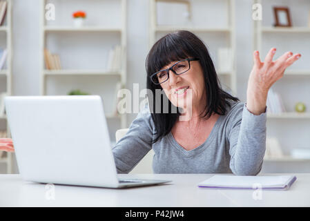 Ältere Frau am Computer zu kämpfen Stockfoto