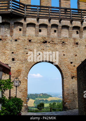 Zugangsklappe in der mittelalterlichen Mauern der Rocca di Gradara. Im Hintergrund der Romagna Hills. Stockfoto