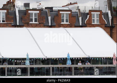 Die Queens Club, 19. Juni 2018, London, UK. Temporäre Restaurant Bar am Fieber Baum tennis Meisterschaften in West London. Stockfoto