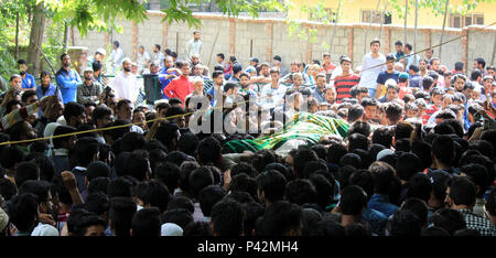 Kulgam, Indien. 19 Juni, 2018. Menschen tragen die Leiche der 25 Jahre alten Aijaz Ahmad Bhat, eine zivile, die durch die indische Armee in der Nähe von seinem Haus in Nowpora im Süden von Kaschmir Kulgam rund 60 Kilometer von der Hauptstadt Srinagar getötet wurde. Credit: Muneeb ul-Islam/Pacific Press/Alamy leben Nachrichten Stockfoto