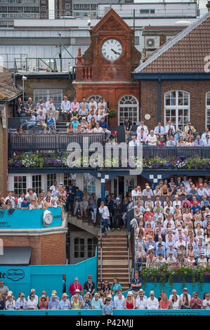 Die Queens Club, 19. Juni 2018, London, UK. Zuschauer verfolgen die Fieber Baum tennis Meisterschaften von Centre Court am 2. Tag. Stockfoto