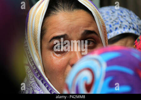 Kulgam, Indien. 19 Juni, 2018. Kaschmir Frauen klagen in der Nähe der Körper der 25 Jahre alte Aijaz Ahmad Bhat, eine zivile, die durch die indische Armee in der Nähe von seinem Haus in Nowpora im Süden von Kaschmir Kulgam rund 60 Kilometer von der Hauptstadt Srinagar getötet wurde. Credit: Muneeb ul-Islam/Pacific Press/Alamy leben Nachrichten Stockfoto