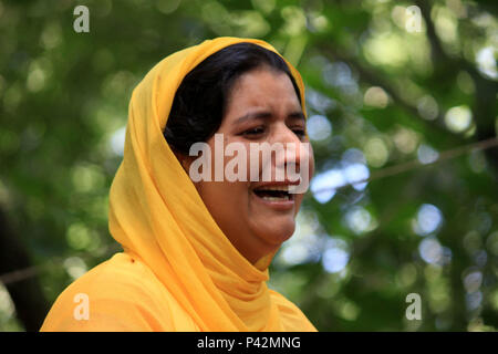 Kulgam, Indien. 19 Juni, 2018. Kaschmir Frauen klagen in der Nähe der Körper der 25 Jahre alte Aijaz Ahmad Bhat, eine zivile, die durch die indische Armee in der Nähe von seinem Haus in Nowpora im Süden von Kaschmir Kulgam rund 60 Kilometer von der Hauptstadt Srinagar getötet wurde. Credit: Muneeb ul-Islam/Pacific Press/Alamy leben Nachrichten Stockfoto