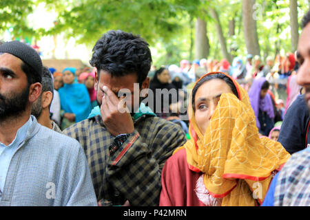 Kulgam, Indien. 19 Juni, 2018. Kaschmir Frauen klagen in der Nähe der Körper der 25 Jahre alte Aijaz Ahmad Bhat, eine zivile, die durch die indische Armee in der Nähe von seinem Haus in Nowpora im Süden von Kaschmir Kulgam rund 60 Kilometer von der Hauptstadt Srinagar getötet wurde. Credit: Muneeb ul-Islam/Pacific Press/Alamy leben Nachrichten Stockfoto