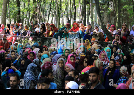 Kulgam, Indien. 19 Juni, 2018. Frauen riefen Slogans gegen Indische während der Beerdigung von 25 Jahre alten Aijaz Ahmad Bhat, eine zivile, die durch die indische Armee in der Nähe von seinem Haus in Nowpora im Süden von Kaschmir Kulgam rund 60 Kilometer von der Hauptstadt Srinagar Credit: Muneeb ul-Islam/Pacific Press/Alamy Leben Nachrichten getötet wurde, Stockfoto