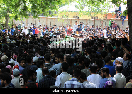 Kulgam, Indien. 19 Juni, 2018. Menschen tragen den Körper von 25 Jahre alten Aijaz Ahmad Bhat, eine zivile, die durch die indische Armee in der Nähe von seinem Haus in Nowpora im Süden von Kaschmir Kulgam rund 60 Kilometer von der Hauptstadt Srinagar getötet wurde. Credit: Muneeb ul-Islam/Pacific Press/Alamy leben Nachrichten Stockfoto