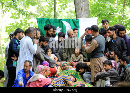 Kulgam, Indien. 19 Juni, 2018. Verwandten und Nachbarn trauern in der Nähe der Leiche der 25 Jahre alten Aijaz Ahmad Bhat, eine zivile, die durch die indische Armee in der Nähe von seinem Haus in Nowpora im Süden von Kaschmir Kulgam rund 60 Kilometer von der Hauptstadt Srinagar getötet wurde. Credit: Muneeb ul-Islam/Pacific Press/Alamy leben Nachrichten Stockfoto