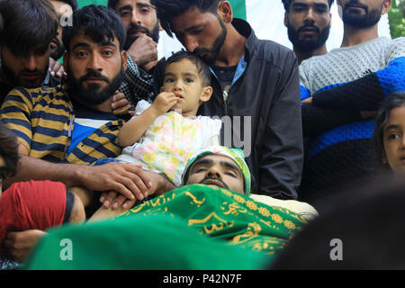 Kulgam, Indien. 19 Juni, 2018. Zwei Töchter von 25 Jahre alten zivilen, Aijaz Ahmad Bhat sitzt neben seiner toten Körper in Nowpora im Süden von Kaschmir Kulgam rund 60 Kilometer von der Hauptstadt Srinagar. Credit: Muneeb ul-Islam/Pacific Press/Alamy leben Nachrichten Stockfoto