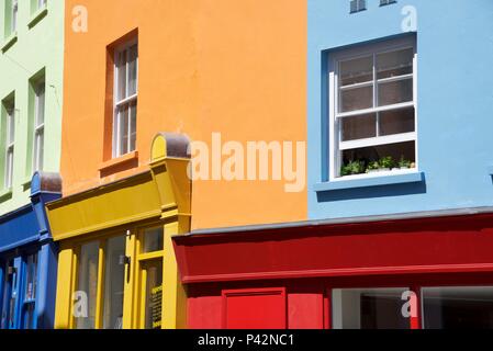 Fassade: Die bunte Fassade aus einer Reihe von Geschäften in Folkestone, Kent, Großbritannien Stockfoto