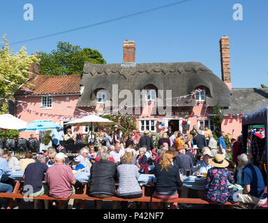 Street Party Feiern königliche Hochzeit von Prinz Harry und Meghan Markle, Sauerampfer Horse Suffolk, England, Großbritannien, 19. Mai 2018 Herzog und die Herzogin von Sussex Stockfoto