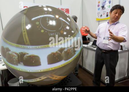 Tokio, Japan. 20 Jun, 2018. Ein Aussteller gibt eine Demonstration der Kugel, Projektor Glomal während der 26 3D & Virtual Reality Expo (IVR) in Tokyo Big Sight am 20. Juni 2018, Tokio, Japan. Die jährliche Ausstellung IVR ist die grösste Messe in Japan, die auf 3D und Virtual Reality Industrie konzentriert. Die Ausstellung ist vom 20. bis 22. Juni statt. Credit: Rodrigo Reyes Marin/LBA/Alamy leben Nachrichten Stockfoto