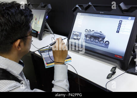 Tokio, Japan. 20 Jun, 2018. Ein Besucher ein Auto durch eine 3D-Gerät während der 26 3D & Virtual Reality Expo (IVR) in Tokyo Big Sight am 20. Juni 2018, Tokio, Japan. Die jährliche Ausstellung IVR ist die grösste Messe in Japan, die auf 3D und Virtual Reality Industrie konzentriert. Die Ausstellung ist vom 20. bis 22. Juni statt. Credit: Rodrigo Reyes Marin/LBA/Alamy leben Nachrichten Stockfoto