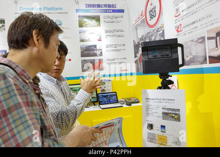 Tokio, Japan. 20 Jun, 2018. Besucher Blick auf die neuesten Produkte und Dienstleistungen von 3D und Virtual Reality Industrie bei der 26 3D & Virtual Reality Expo (IVR) in Tokyo Big Sight am 20. Juni 2018, Tokio, Japan. Die jährliche Ausstellung IVR ist die grösste Messe in Japan, die auf 3D und Virtual Reality Industrie konzentriert. Die Ausstellung ist vom 20. bis 22. Juni statt. Credit: Rodrigo Reyes Marin/LBA/Alamy leben Nachrichten Stockfoto