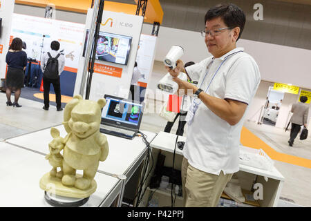 Tokio, Japan. 20 Jun, 2018. Ein Aussteller scannt eine Statue mit einem OTO 3D Scan während der 26 3D & Virtual Reality Expo (IVR) in Tokyo Big Sight am 20. Juni 2018, Tokio, Japan. Die jährliche Ausstellung IVR ist die grösste Messe in Japan, die auf 3D und Virtual Reality Industrie konzentriert. Die Ausstellung ist vom 20. bis 22. Juni statt. Credit: Rodrigo Reyes Marin/LBA/Alamy leben Nachrichten Stockfoto