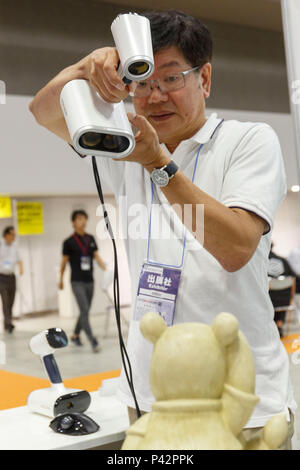 Tokio, Japan. 20 Jun, 2018. Ein Aussteller scannt eine Statue mit einem OTO 3D Scan während der 26 3D & Virtual Reality Expo (IVR) in Tokyo Big Sight am 20. Juni 2018, Tokio, Japan. Die jährliche Ausstellung IVR ist die grösste Messe in Japan, die auf 3D und Virtual Reality Industrie konzentriert. Die Ausstellung ist vom 20. bis 22. Juni statt. Credit: Rodrigo Reyes Marin/LBA/Alamy leben Nachrichten Stockfoto