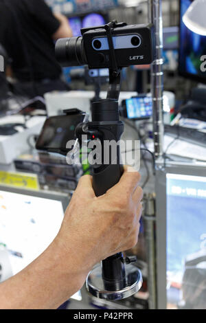 Tokio, Japan. 20 Jun, 2018. Ein Aussteller hält eine immersive 3D-Kamera während der 26 3D & Virtual Reality Expo (IVR) in Tokyo Big Sight am 20. Juni 2018, Tokio, Japan. Die jährliche Ausstellung IVR ist die grösste Messe in Japan, die auf 3D und Virtual Reality Industrie konzentriert. Die Ausstellung ist vom 20. bis 22. Juni statt. Credit: Rodrigo Reyes Marin/LBA/Alamy leben Nachrichten Stockfoto