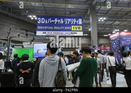 Tokio, Japan. 20 Jun, 2018. Besucher sammeln während der 26 3D & Virtual Reality Expo (IVR) in Tokyo Big Sight am 20. Juni 2018, Tokio, Japan. Die jährliche Ausstellung IVR ist die grösste Messe in Japan, die auf 3D und Virtual Reality Industrie konzentriert. Die Ausstellung ist vom 20. bis 22. Juni statt. Credit: Rodrigo Reyes Marin/LBA/Alamy leben Nachrichten Stockfoto