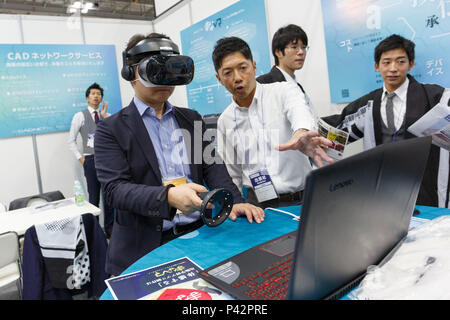 Tokio, Japan. 20 Jun, 2018. Ein Besucher Tests eine Virtuelle Realität (VR) Simulator während der 26 3D & Virtual Reality Expo (IVR) in Tokyo Big Sight am 20. Juni 2018, Tokio, Japan. Die jährliche Ausstellung IVR ist die grösste Messe in Japan, die auf 3D und Virtual Reality Industrie konzentriert. Die Ausstellung ist vom 20. bis 22. Juni statt. Credit: Rodrigo Reyes Marin/LBA/Alamy leben Nachrichten Stockfoto