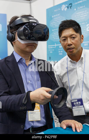 Tokio, Japan. 20 Jun, 2018. Ein Besucher Tests eine Virtuelle Realität (VR) Simulator während der 26 3D & Virtual Reality Expo (IVR) in Tokyo Big Sight am 20. Juni 2018, Tokio, Japan. Die jährliche Ausstellung IVR ist die grösste Messe in Japan, die auf 3D und Virtual Reality Industrie konzentriert. Die Ausstellung ist vom 20. bis 22. Juni statt. Credit: Rodrigo Reyes Marin/LBA/Alamy leben Nachrichten Stockfoto