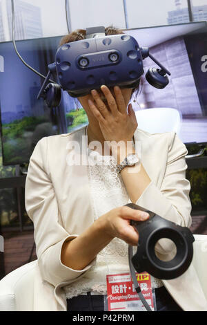 Tokio, Japan. 20 Jun, 2018. Ein Besucher Tests eine Virtuelle Realität (VR) Simulator während der 26 3D & Virtual Reality Expo (IVR) in Tokyo Big Sight am 20. Juni 2018, Tokio, Japan. Die jährliche Ausstellung IVR ist die grösste Messe in Japan, die auf 3D und Virtual Reality Industrie konzentriert. Die Ausstellung ist vom 20. bis 22. Juni statt. Credit: Rodrigo Reyes Marin/LBA/Alamy leben Nachrichten Stockfoto