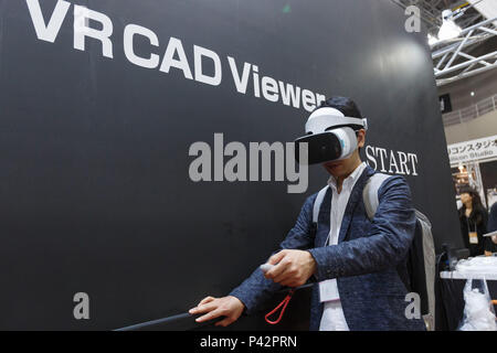 Tokio, Japan. 20 Jun, 2018. Ein Besucher Tests eine Virtuelle Realität (VR) Simulator während der 26 3D & Virtual Reality Expo (IVR) in Tokyo Big Sight am 20. Juni 2018, Tokio, Japan. Die jährliche Ausstellung IVR ist die grösste Messe in Japan, die auf 3D und Virtual Reality Industrie konzentriert. Die Ausstellung ist vom 20. bis 22. Juni statt. Credit: Rodrigo Reyes Marin/LBA/Alamy leben Nachrichten Stockfoto