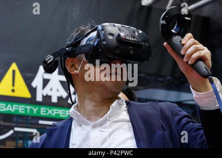 Tokio, Japan. 20 Jun, 2018. Ein Besucher Tests eine Virtuelle Realität (VR) Simulator während der 26 3D & Virtual Reality Expo (IVR) in Tokyo Big Sight am 20. Juni 2018, Tokio, Japan. Die jährliche Ausstellung IVR ist die grösste Messe in Japan, die auf 3D und Virtual Reality Industrie konzentriert. Die Ausstellung ist vom 20. bis 22. Juni statt. Credit: Rodrigo Reyes Marin/LBA/Alamy leben Nachrichten Stockfoto