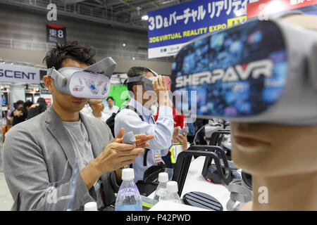 Tokio, Japan. 20 Jun, 2018. Besucher der Virtuellen Realität (VR) Gläser während der 26 3D & Virtual Reality Expo (IVR) in Tokyo Big Sight am 20. Juni 2018, Tokio, Japan. Die jährliche Ausstellung IVR ist die grösste Messe in Japan, die auf 3D und Virtual Reality Industrie konzentriert. Die Ausstellung ist vom 20. bis 22. Juni statt. Credit: Rodrigo Reyes Marin/LBA/Alamy leben Nachrichten Stockfoto