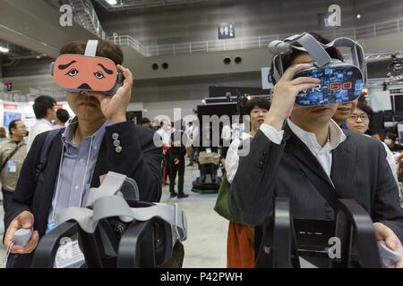 Tokio, Japan. 20 Jun, 2018. Besucher der Virtuellen Realität (VR) Gläser während der 26 3D & Virtual Reality Expo (IVR) in Tokyo Big Sight am 20. Juni 2018, Tokio, Japan. Die jährliche Ausstellung IVR ist die grösste Messe in Japan, die auf 3D und Virtual Reality Industrie konzentriert. Die Ausstellung ist vom 20. bis 22. Juni statt. Credit: Rodrigo Reyes Marin/LBA/Alamy leben Nachrichten Stockfoto