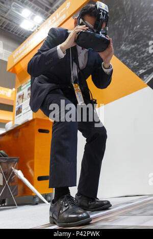 Tokio, Japan. 20 Jun, 2018. Ein Besucher Tests eine Virtuelle Realität (VR) Simulator während der 26 3D & Virtual Reality Expo (IVR) in Tokyo Big Sight am 20. Juni 2018, Tokio, Japan. Die jährliche Ausstellung IVR ist die grösste Messe in Japan, die auf 3D und Virtual Reality Industrie konzentriert. Die Ausstellung ist vom 20. bis 22. Juni statt. Credit: Rodrigo Reyes Marin/LBA/Alamy leben Nachrichten Stockfoto