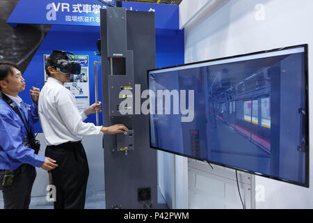 Tokio, Japan. 20 Jun, 2018. Ein Besucher Tests eine Virtuelle Realität (VR) Simulator während der 26 3D & Virtual Reality Expo (IVR) in Tokyo Big Sight am 20. Juni 2018, Tokio, Japan. Die jährliche Ausstellung IVR ist die grösste Messe in Japan, die auf 3D und Virtual Reality Industrie konzentriert. Die Ausstellung ist vom 20. bis 22. Juni statt. Credit: Rodrigo Reyes Marin/LBA/Alamy leben Nachrichten Stockfoto