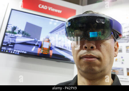 Tokio, Japan. 20 Jun, 2018. Ein Besucher Tests eine Virtuelle Realität (VR) Simulator während der 26 3D & Virtual Reality Expo (IVR) in Tokyo Big Sight am 20. Juni 2018, Tokio, Japan. Die jährliche Ausstellung IVR ist die grösste Messe in Japan, die auf 3D und Virtual Reality Industrie konzentriert. Die Ausstellung ist vom 20. bis 22. Juni statt. Credit: Rodrigo Reyes Marin/LBA/Alamy leben Nachrichten Stockfoto