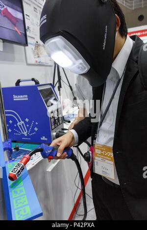 Tokio, Japan. 20 Jun, 2018. Ein Besucher Tests eine Virtuelle Realität (VR) Simulator während der 26 3D & Virtual Reality Expo (IVR) in Tokyo Big Sight am 20. Juni 2018, Tokio, Japan. Die jährliche Ausstellung IVR ist die grösste Messe in Japan, die auf 3D und Virtual Reality Industrie konzentriert. Die Ausstellung ist vom 20. bis 22. Juni statt. Credit: Rodrigo Reyes Marin/LBA/Alamy leben Nachrichten Stockfoto