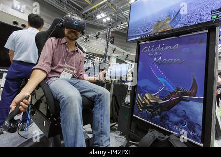 Tokio, Japan. 20 Jun, 2018. Ein Besucher Tests eine Virtuelle Realität (VR) Simulator während der 26 3D & Virtual Reality Expo (IVR) in Tokyo Big Sight am 20. Juni 2018, Tokio, Japan. Die jährliche Ausstellung IVR ist die grösste Messe in Japan, die auf 3D und Virtual Reality Industrie konzentriert. Die Ausstellung ist vom 20. bis 22. Juni statt. Credit: Rodrigo Reyes Marin/LBA/Alamy leben Nachrichten Stockfoto