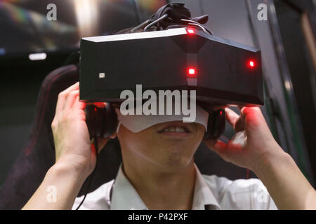 Tokio, Japan. 20 Jun, 2018. Ein Besucher tests Virtuelle Realität (VR) Simulator während der 26 3D & Virtual Reality Expo (IVR) in Tokyo Big Sight am 20. Juni 2018, Tokio, Japan. Die jährliche Ausstellung IVR ist die grösste Messe in Japan, die auf 3D und Virtual Reality Industrie konzentriert. Die Ausstellung ist vom 20. bis 22. Juni statt. Credit: Rodrigo Reyes Marin/LBA/Alamy leben Nachrichten Stockfoto