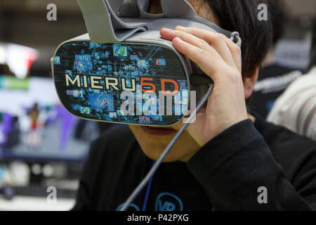 Tokio, Japan. 20 Jun, 2018. Ein Besucher Tests eine Virtuelle Realität (VR) Gläser während der 26 3D & Virtual Reality Expo (IVR) in Tokyo Big Sight am 20. Juni 2018, Tokio, Japan. Die jährliche Ausstellung IVR ist die grösste Messe in Japan, die auf 3D und Virtual Reality Industrie konzentriert. Die Ausstellung ist vom 20. bis 22. Juni statt. Credit: Rodrigo Reyes Marin/LBA/Alamy leben Nachrichten Stockfoto