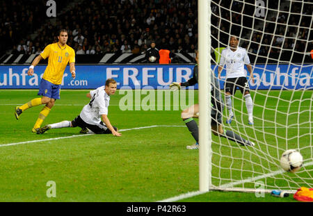 Berlin, Deutschland. 16 Okt, 2012. Vorschau auf das zweite Spiel der Deutschen Fußballnationalmannschaft bei der Fußball-WM 2018 in Russland: Jogi Loew's Team trifft sich Schweden in Sotschi auf 23.06.2018, Johan Elmander (links, SWE) Kerben das Ziel für das 4:3 gegen Holger Badstuber (2. v. li., GER) und Torhüter Manuel Neuer (rechts, GER), Erfolg, Kerben, Fußball Länder übereinstimmen, WM-Qualifikation, Deutschland (GER) - Schweden (SWE) 4:4, am 16.10.2012 in Berlin/Deutschland; | Verwendung der weltweiten Kredit: dpa/Alamy leben Nachrichten Stockfoto