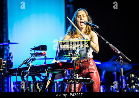 Kopenhagen, Dänemark. 19 Jun, 2018. Die amerikanische Pop Rock Band live Konzert in Kopenhagen am 1. Hier Sänger und Musiker Alana Haim gesehen live auf der Bühne. (Foto: Gonzales Foto - Thomas Rasmussen). Credit: Gonzales Foto/Alamy leben Nachrichten Stockfoto