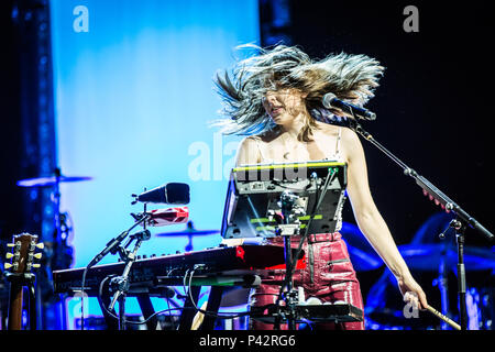 Kopenhagen, Dänemark. 19 Jun, 2018. Die amerikanische Pop Rock Band live Konzert in Kopenhagen am 1. Hier Sänger und Musiker Alana Haim gesehen live auf der Bühne. (Foto: Gonzales Foto - Thomas Rasmussen). Credit: Gonzales Foto/Alamy leben Nachrichten Stockfoto