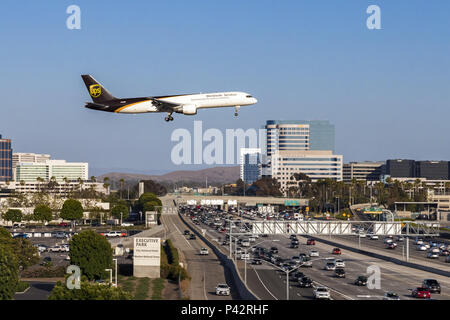 Irvine, Kalifornien, USA. 14 Mai, 2018. United Parcel Service (UPS) ist eine US-amerikanische multinationale Paketdienst und ein Anbieter von Supply Chain Management Lösungen. Die globale Logistik Unternehmen in der US-Stadt Sandy Springs, Georgia, das ist ein Teil des Greater Atlanta metropolitan area gehabt wird. Zusammen mit der zentralen Paket Lieferung, die UPS-Marke (in einer Art und Weise zu, dass Wettbewerber FedEx) wird verwendet, um viele Ihrer Geschäftsbereiche und Tochtergesellschaften, einschließlich seiner Cargo Airline (UPS Airlines), Fracht-LKW-Betrieb (UPS Fracht zu bezeichnen, ehemals Über Stockfoto