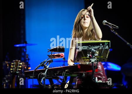 Kopenhagen, Dänemark. 19 Jun, 2018. Die amerikanische Pop Rock Band live Konzert in Kopenhagen am 1. Hier Sänger und Musiker Alana Haim gesehen live auf der Bühne. (Foto: Gonzales Foto - Thomas Rasmussen). Credit: Gonzales Foto/Alamy leben Nachrichten Stockfoto