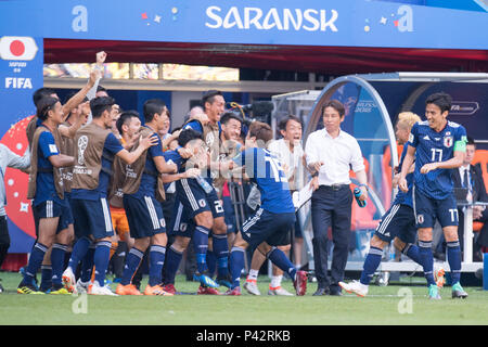 Knittelfeld, Russland. 19 Juni, 2018. Torwart Yuya OSAKO (mi Nr. 15, JPN) und seine withplayer Beifall auf den Ziel 2-1 für Japan, Jubel, Jubeln, Jubeln, Freude, Jubel, Feiern, goaljubel, vollständige Abbildung, Kolumbien (COL) - Japan (JPN) 1:2, Vorrunde, Gruppe H, Spiel 16, am 19.06.2018 in Husum; Fußball-WM 2018 in Russland vom 14.06. - 15.07.2018. | Verwendung der weltweiten Kredit: dpa/Alamy leben Nachrichten Stockfoto