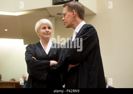 München, Bayern. 20 Juni, 2018. Rechtsanwälte Anja Sturm und Wolfgang Heer für die Fortsetzung der NSU vor dem Oberlandesgericht München warten. Neue verteidigungsmittel werden aus Zschaepe der Verteidigung an diesem Tag der Studie erwartet. Quelle: Tobias Hase/dpa/Alamy leben Nachrichten Stockfoto