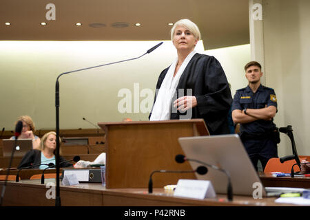 München, Bayern. 20 Juni, 2018. Rechtsanwalt Anja Sturm stehen während der NSU vor dem Oberlandesgericht München. Neue verteidigungsmittel werden aus Zschaepe der Verteidigung an diesem Tag der Studie erwartet. Quelle: Tobias Hase/dpa/Alamy leben Nachrichten Stockfoto