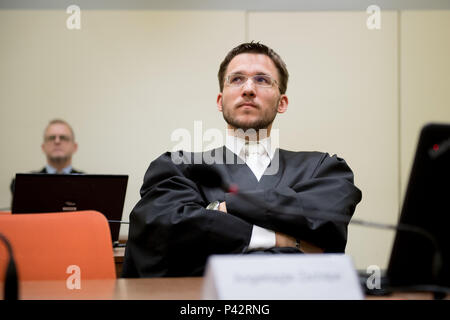 München, Bayern. 20 Juni, 2018. Mathias Grasel, Rechtsanwalt, beim Oberlandesgericht München während der NSU-Prozess sitzen. Neue verteidigungsmittel werden aus Zschaepe der Verteidigung an diesem Tag der Studie erwartet. Quelle: Tobias Hase/dpa/Alamy leben Nachrichten Stockfoto