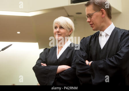 München, Bayern. 20 Juni, 2018. Rechtsanwälte Anja Sturm und Wolfgang Heer für die Fortsetzung der NSU vor dem Oberlandesgericht München warten. Neue verteidigungsmittel werden aus Zschaepe der Verteidigung an diesem Tag der Studie erwartet. Quelle: Tobias Hase/dpa/Alamy leben Nachrichten Stockfoto