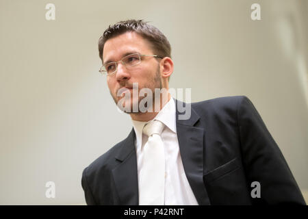 München, Bayern. 20 Juni, 2018. Mathias Grasel, Rechtsanwalt, beim Oberlandesgericht München während der NSU-Prozess fotografiert. Neue verteidigungsmittel werden aus Zschaepe der Verteidigung an diesem Tag der Studie erwartet. Quelle: Tobias Hase/dpa/Alamy leben Nachrichten Stockfoto